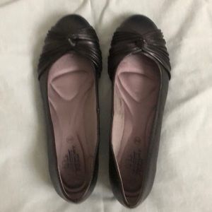 I am selling this shoe that is in good condition